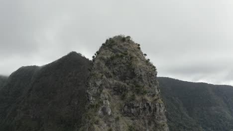 un dron de 4k disparó lentamente hacia el pico de una montaña en el parque nacional border ranges, nueva gales del sur, australia