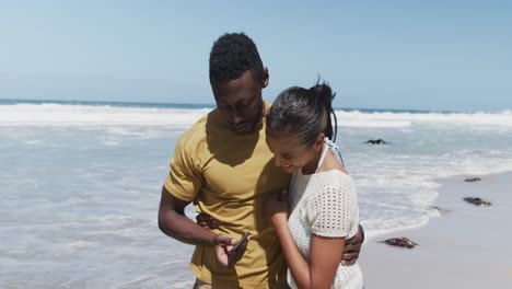 Glückliches-Afroamerikanisches-Paar,-Das-Am-Strand-Ein-Selfie-Vom-Smartphone-Macht