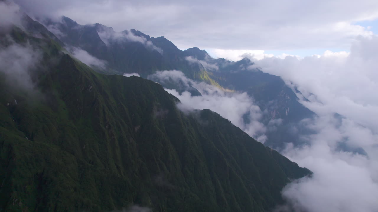 Paisagem de Colinas Verdes em Ampla Vista Aérea, Montanhas, Terreno e Céu Coberto por Nuvens em Local Turístico no Nepal 4K