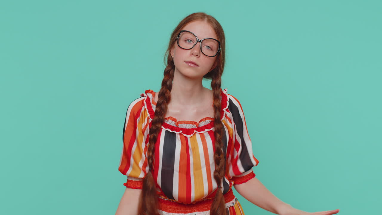 좌절하고 짜증나고 짜증나는 은 머리 소녀는 귀를 고 몸짓을 하지 않습니다 피하지 말고 조언을 무시합니다.