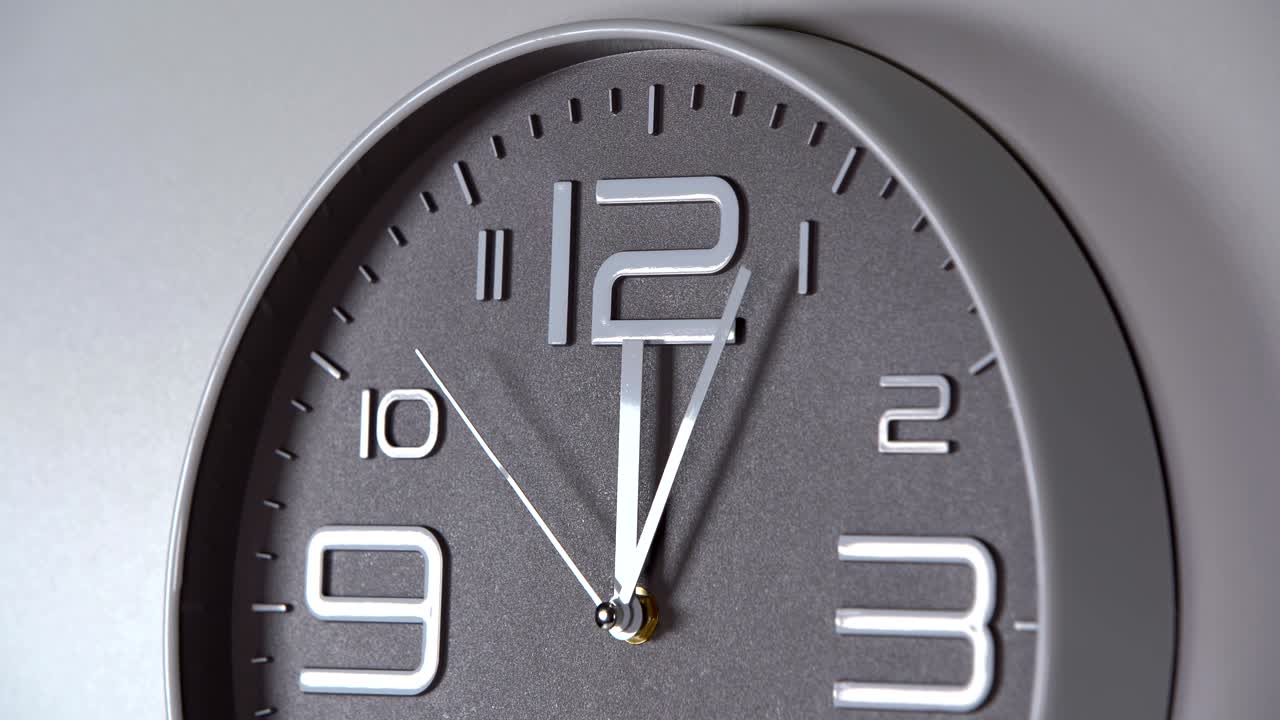 reloj de pared en un fondo gris.