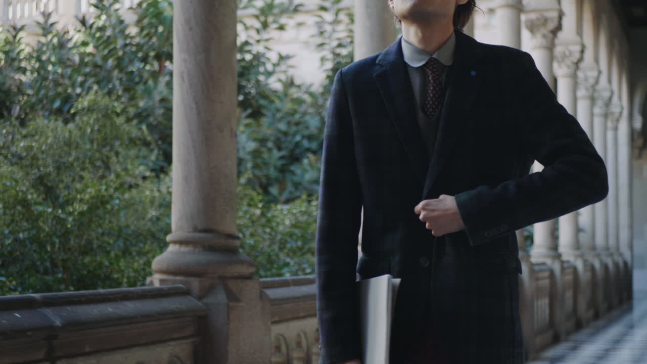 대학 복도에서 고 있는 남자