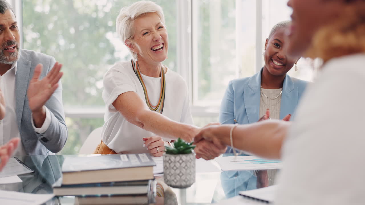 apretón de manos, bienvenida y felicitaciones