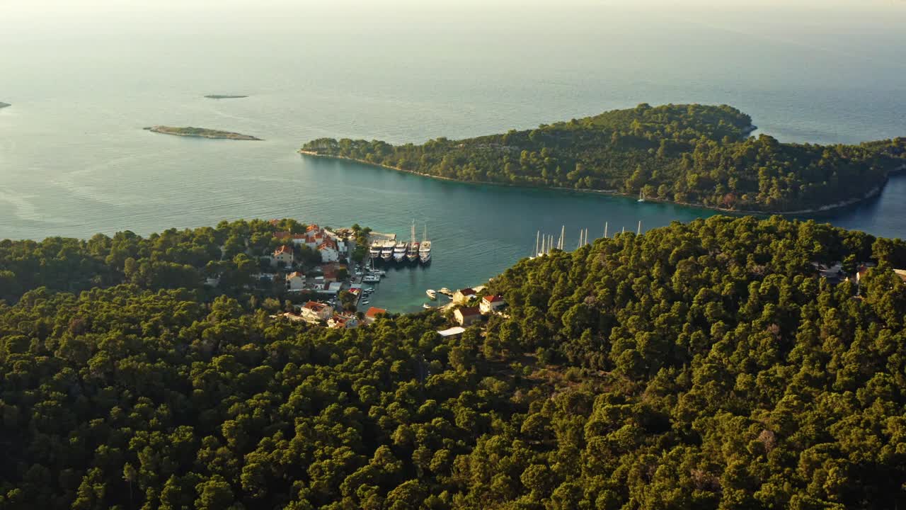 vista aérea sobre el parque nacional de la isla de mljet en croacia, tomada por un avión no tripulado