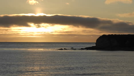 Zoom-En-El-Lapso-De-Tiempo-De-La-Atardecer-Sobre-El-Océano-Pacífico-En-Refugio-Beach-State-Park-California