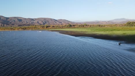 Draufsicht-Auf-Vail-Lake-Und-Die-Berge