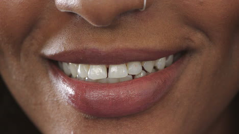 primer plano de una mujer sonriendo y riendo de alegría
