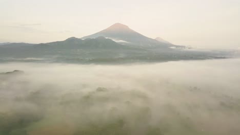 Vista-A-La-Montaña-Desde-El-Pueblo-De-Payaman,-Secang,-Magelang