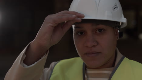retrato de un trabajador que se pone el casco