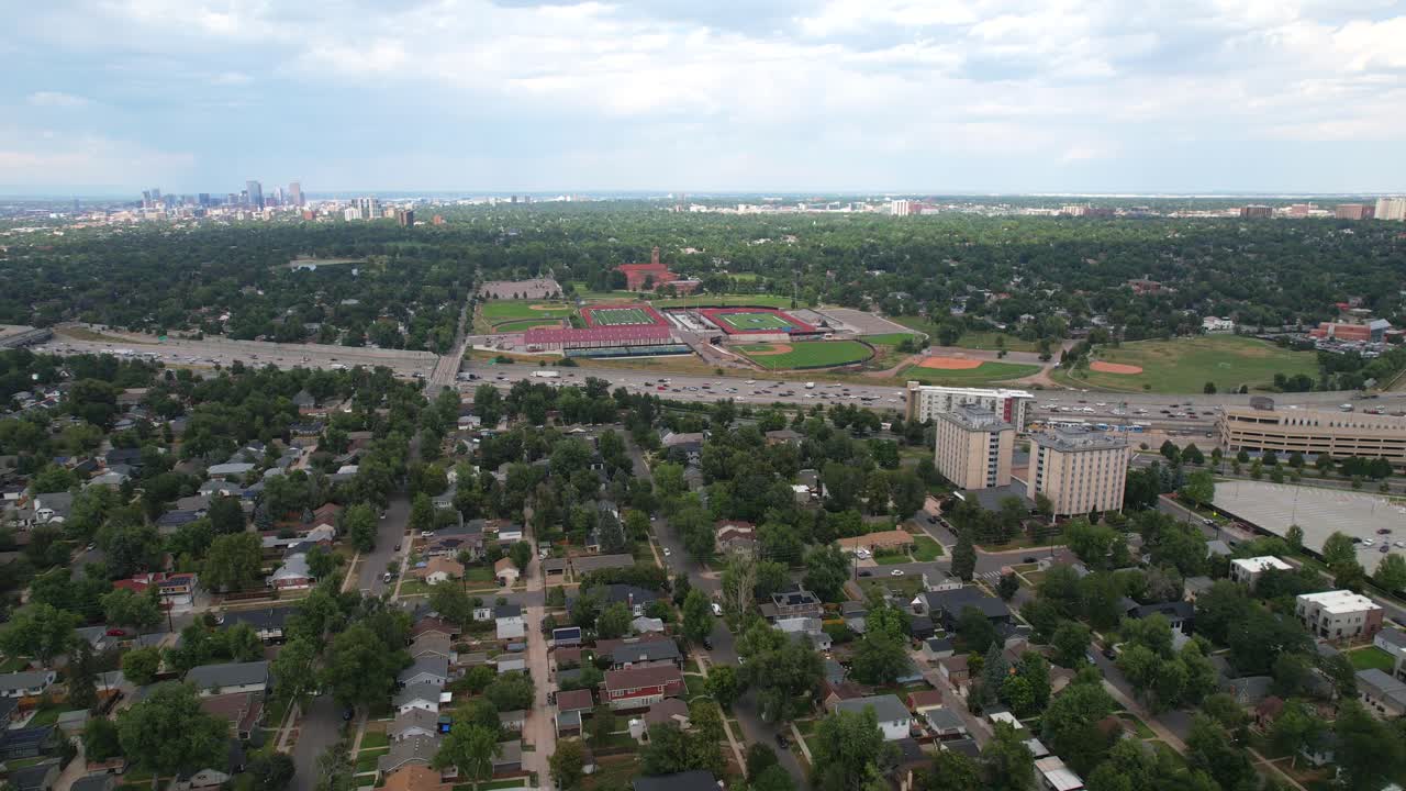 콜로라도 주 덴버의 동네에 둘러싸인 덴버 대학교의 드론 투어