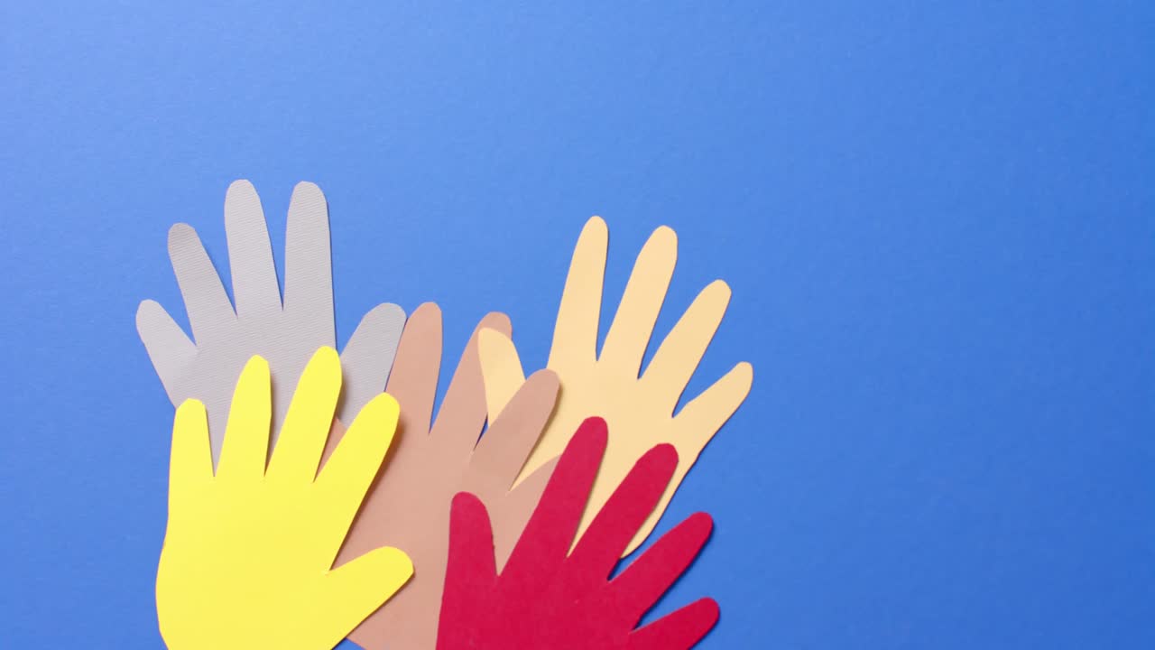 cerca de las manos juntas hechas de papel de colores sobre fondo azul con espacio para copiar