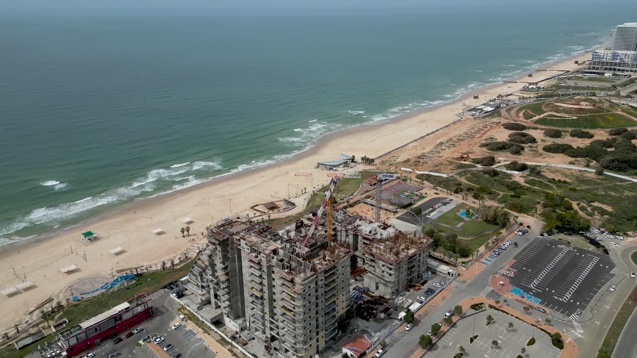desarrollo urbano- ciudad de bat yam- israel- desde una vista de pájaro- drone 4k video