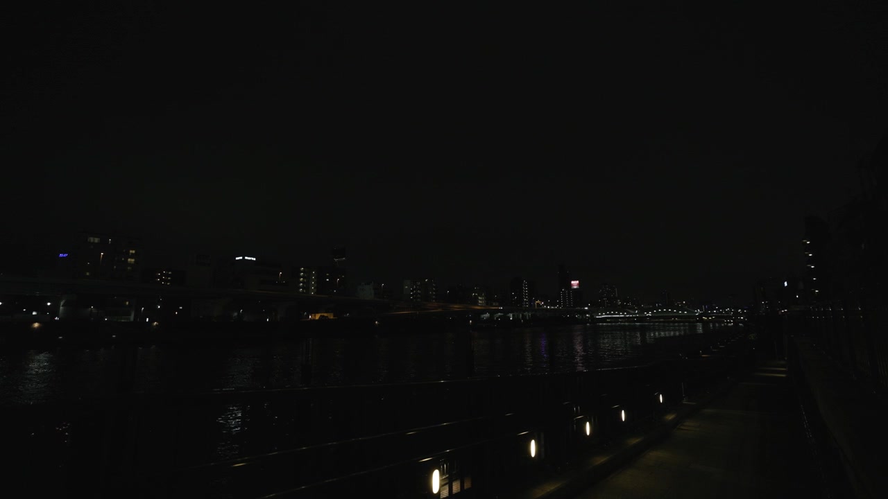 Paesaggio urbano notturno degli edifici di Tokyo