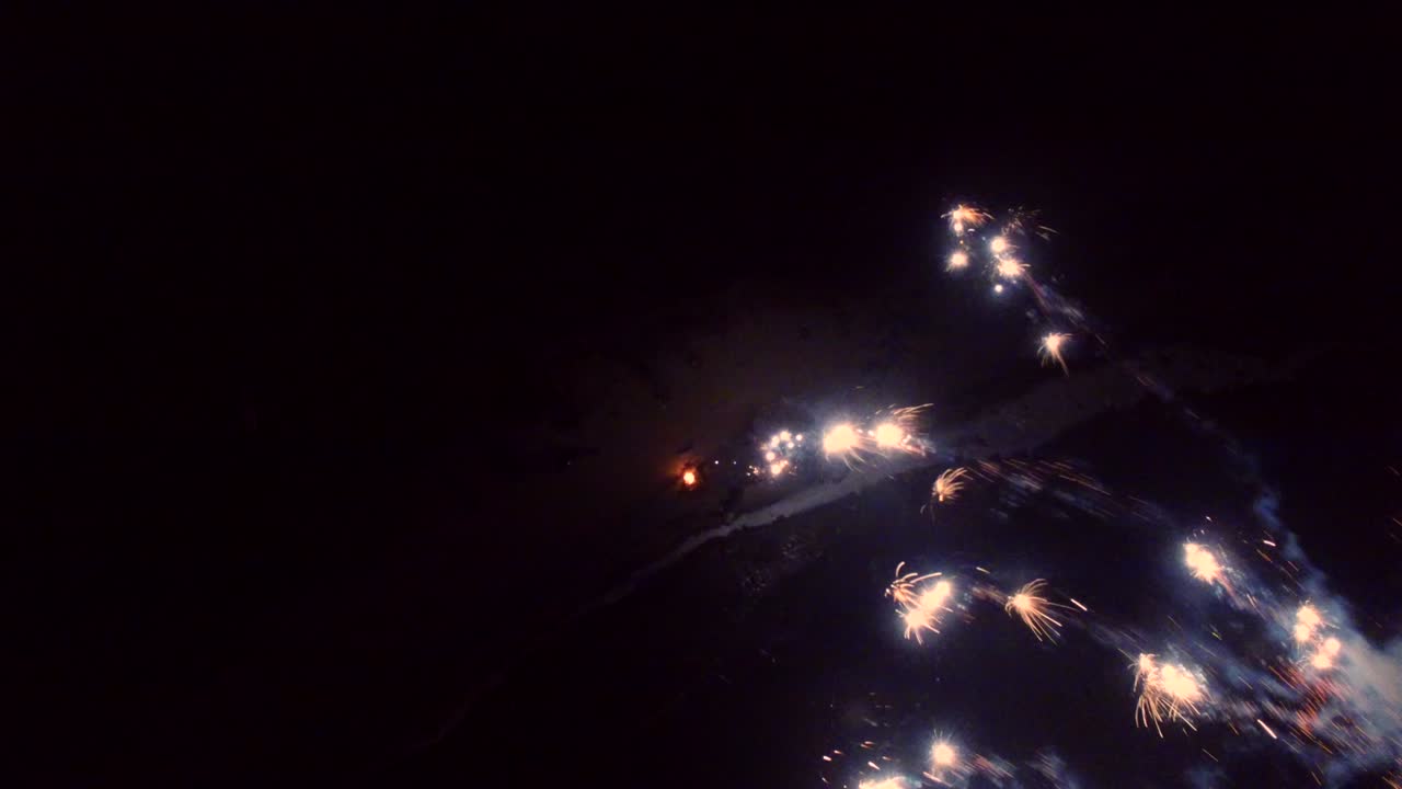 vista aérea de fuegos artificiales en un cielo nocturno en una playa.