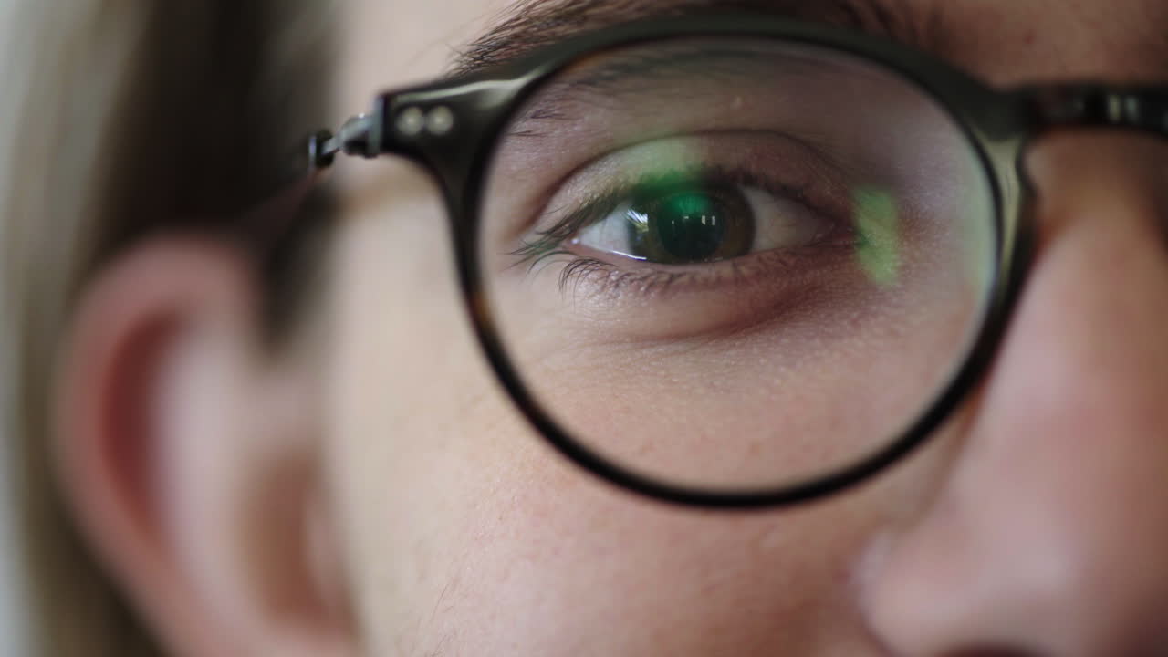 primer plano de un joven que abre los ojos con gafas y parece feliz concepto de visión saludable