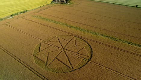 Seltsam-Ackerland-Kornkreismuster-Kunstwerk-Stanton-St.-Bernhard-Luftaufnahme-Linke-Umlaufbahn-Neigung-Nach-Oben-Wiltshire