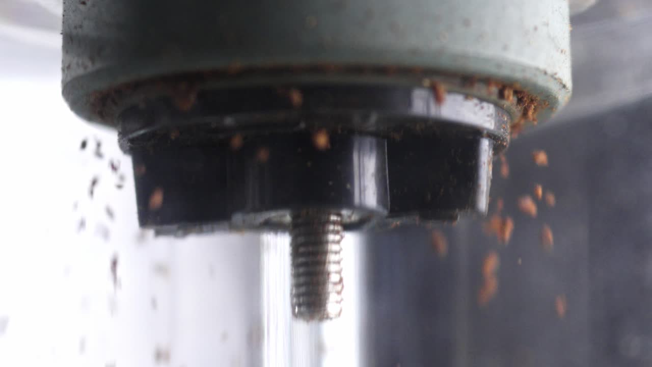 Processo de moagem mecânica dentro de um moinho elétrico