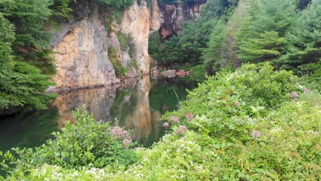 4K-Drohnenvideo-Eines-Wunderschönen,-Von-Bäumen-Umgebenen-Bergteiches-Im-Smaragddorf-In-Der-Nähe-Der-Kleinen-Schweiz,-NC-Am-Sommertag-5