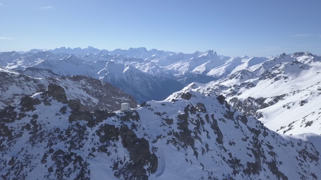 Sorvolando la cima delle montagne di Val Thorens, nelle Alpi francesi.