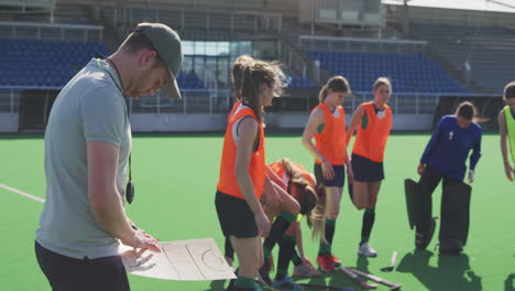 Jugadoras-De-Hockey-Haciendo-Ejercicio-En-El-Campo