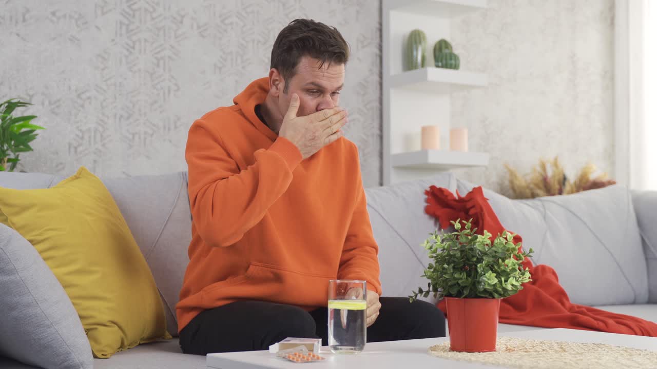 el hombre enfermo está estornudando. hombre enfermo con gripe.