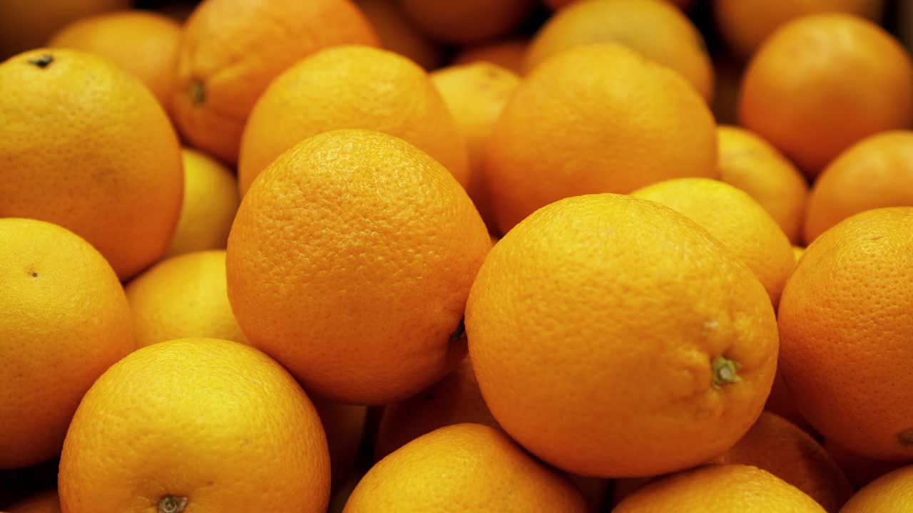 un montón de closeup amarillo naranja panorámica en un fondo de 4k en la tienda para el comprador.