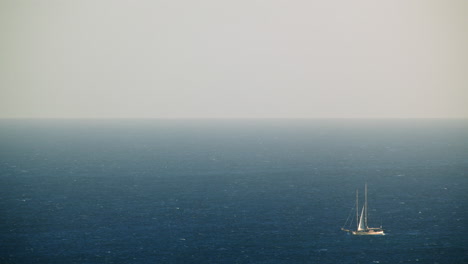 yate blanco en el mar
