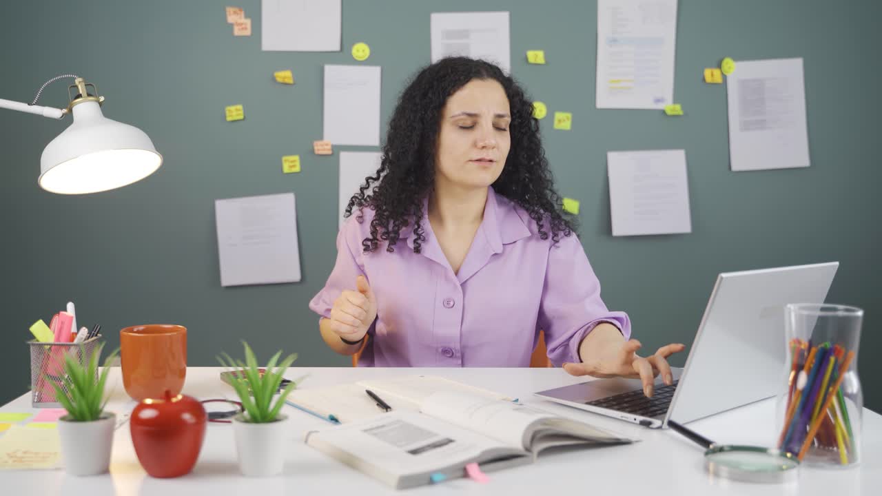 es una estudiante viva.