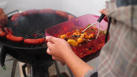 Putting-Grilled-Serrano-Chilli-and-Habanero-Chilli-into-Tomato-Sauce