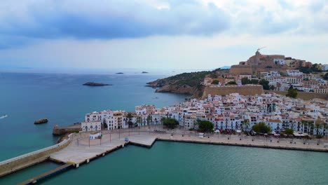 Majestätische-Luftaufnahme-Von-Oben,-Hafenpromenade,-Ibiza-Stadt,-Spanien