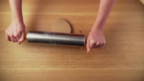 preparando masa casera para galletas de jengibre navideñas en un video de arriba hacia abajo de una mesa de madera