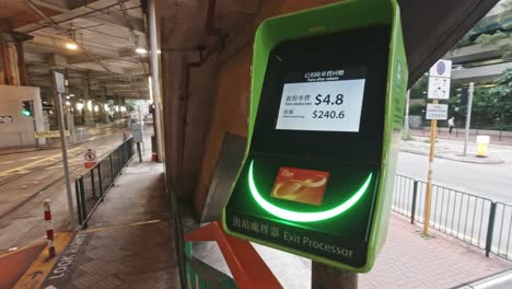 un video de primer plano del pasajero que paga para ingresar a la plataforma del tren con su "tarjeta octopus", una tarjeta inteligente reutilizable sin contacto con valor almacenado para realizar pagos en hong kong
