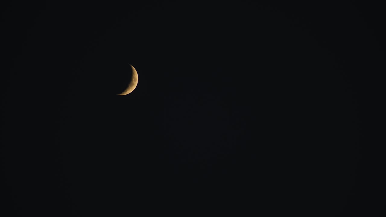 luna creciente filmada en el cielo despejado de la noche