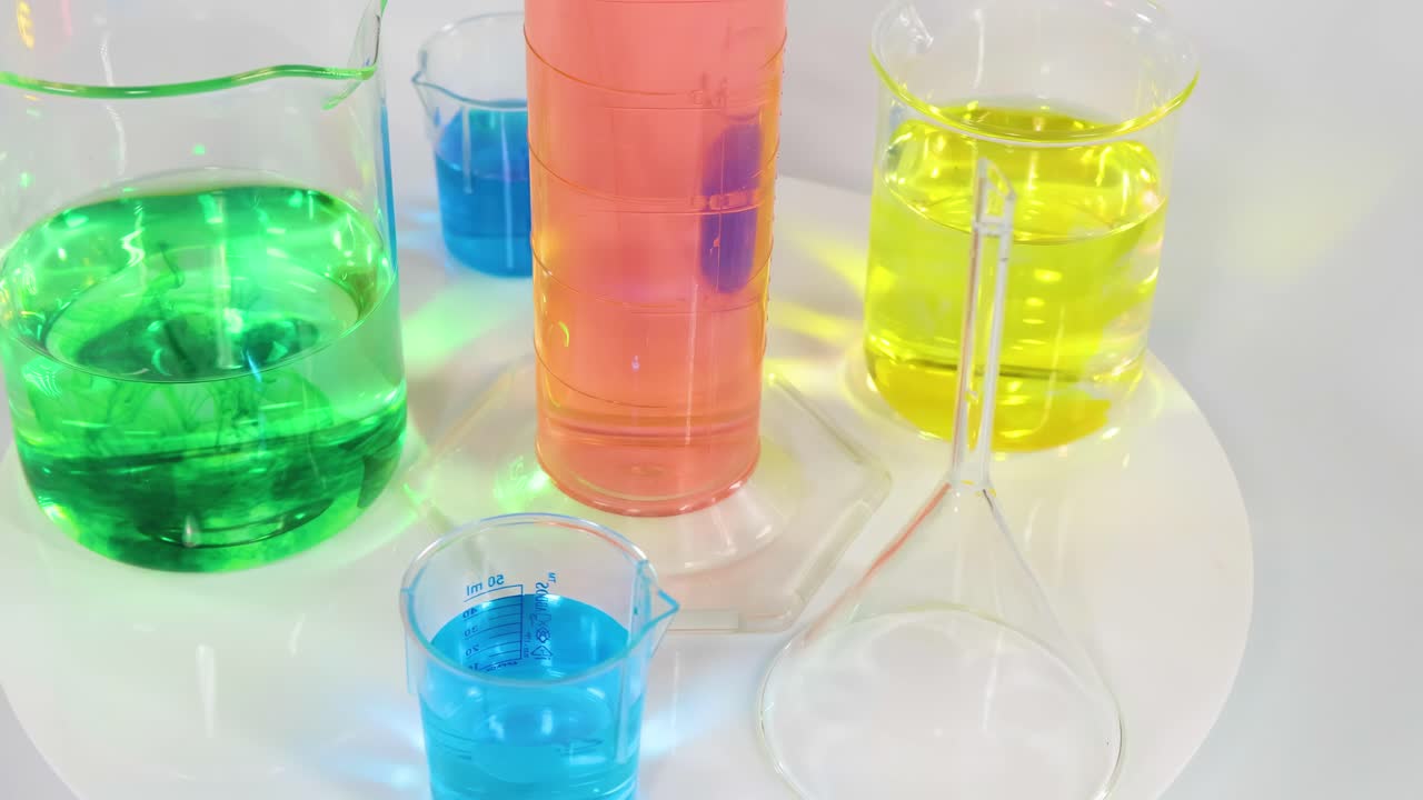 다양한 색의 액체, 컵 및 실린더