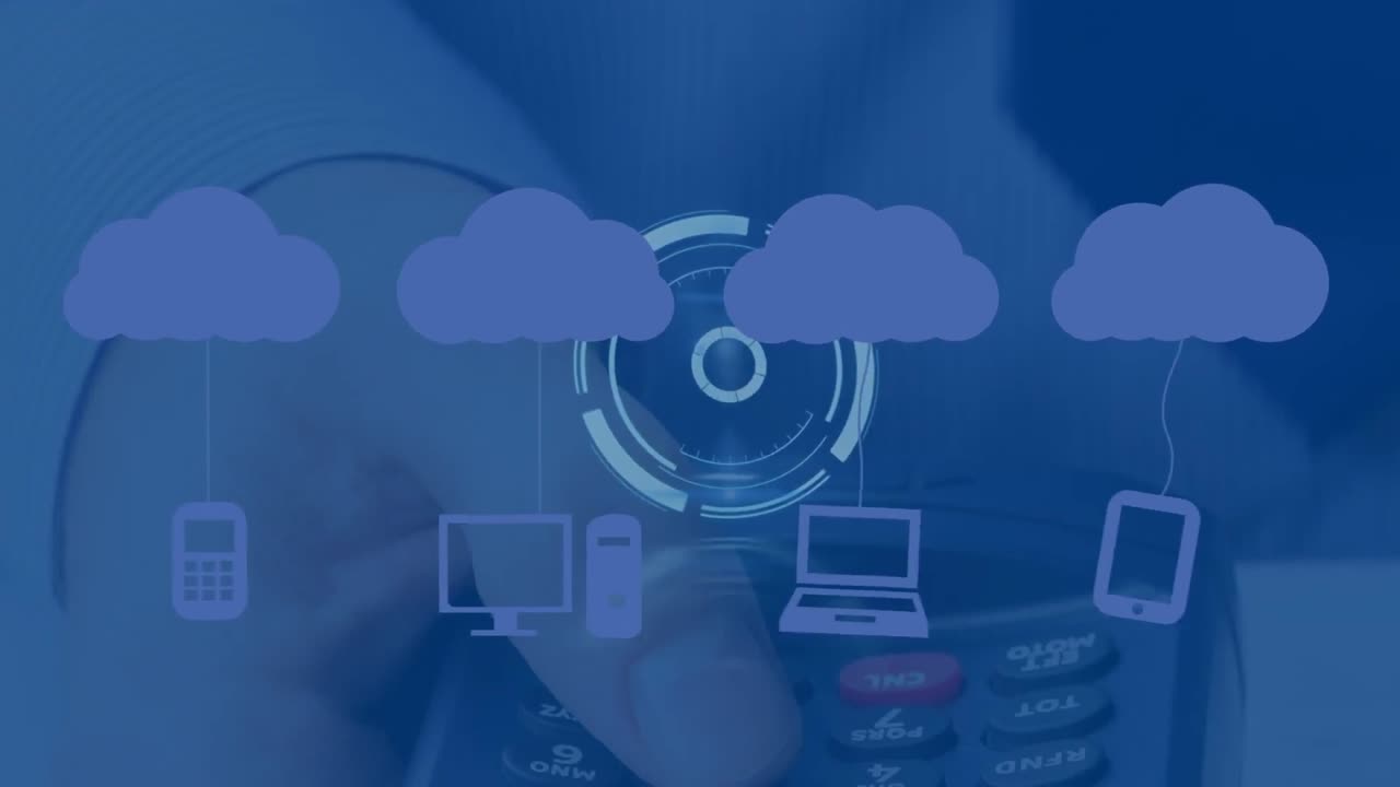 animación de nubes con iconos y escaneo de alcance sobre las manos de una mujer caucásica