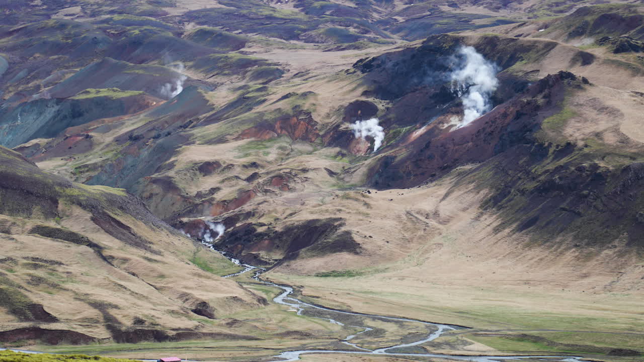 paisaje de islandia con vapor y un río que atraviesa en 4k