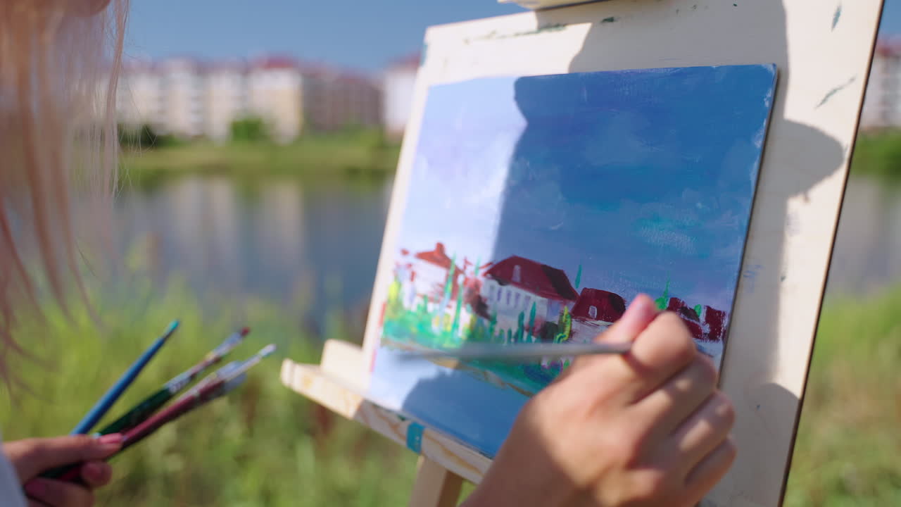 야외에서 풍경 장면을 그리는 여자