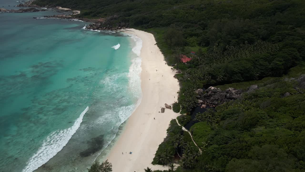 paisajes en la isla de la dique en las seychelles filmados con un dron desde arriba que muestran el océano, las rocas, las palmeras