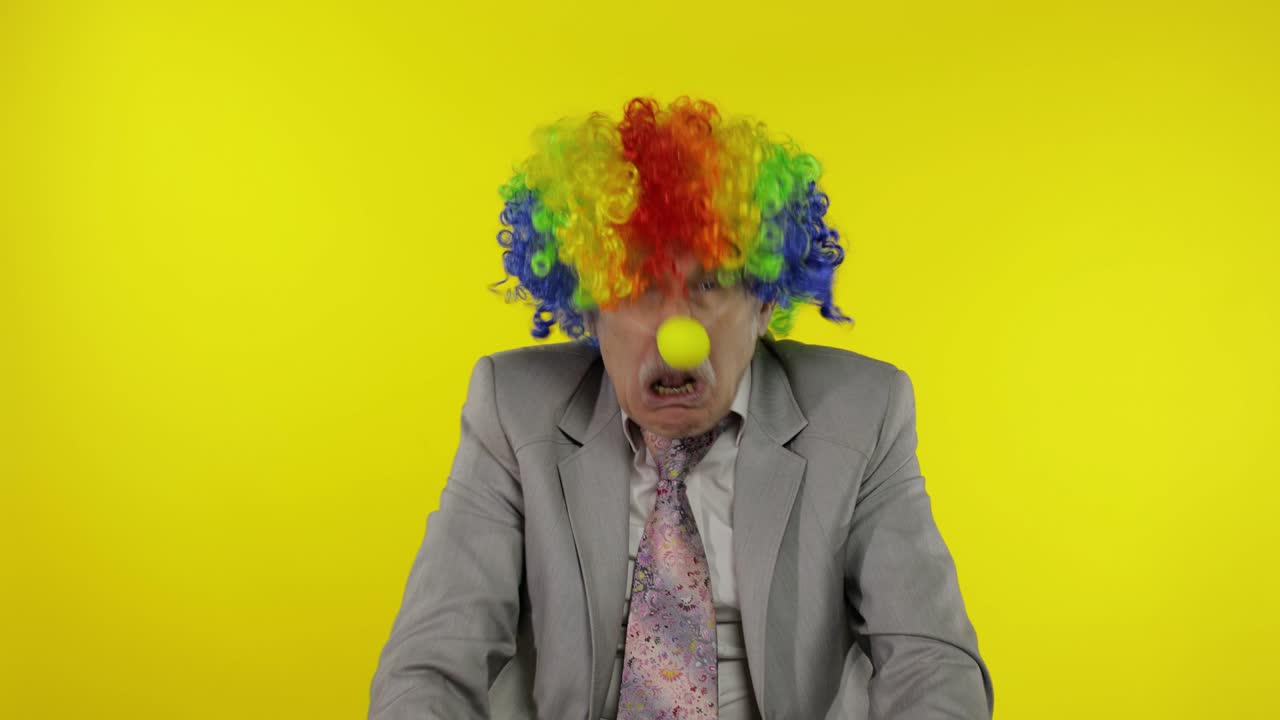 viejo payaso hombre de negocios empresario jefe haciendo caras tontas. espacio de copia
