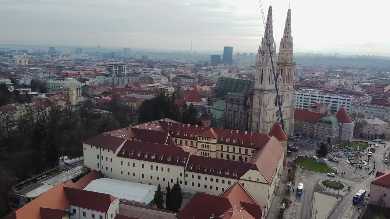 vista aérea de la ciudad de zagreb en croacia con vistas al centro de la ciudad y la catedral