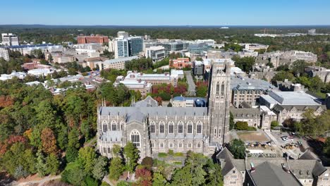 la capilla de la universidad de duke en el día de otoño