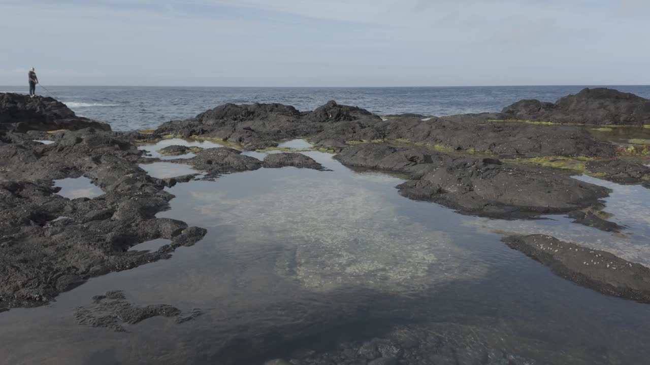 mosteiros, sao miguel playa de arena negra con piscinas de marea tranquila, acantilados en el fondo