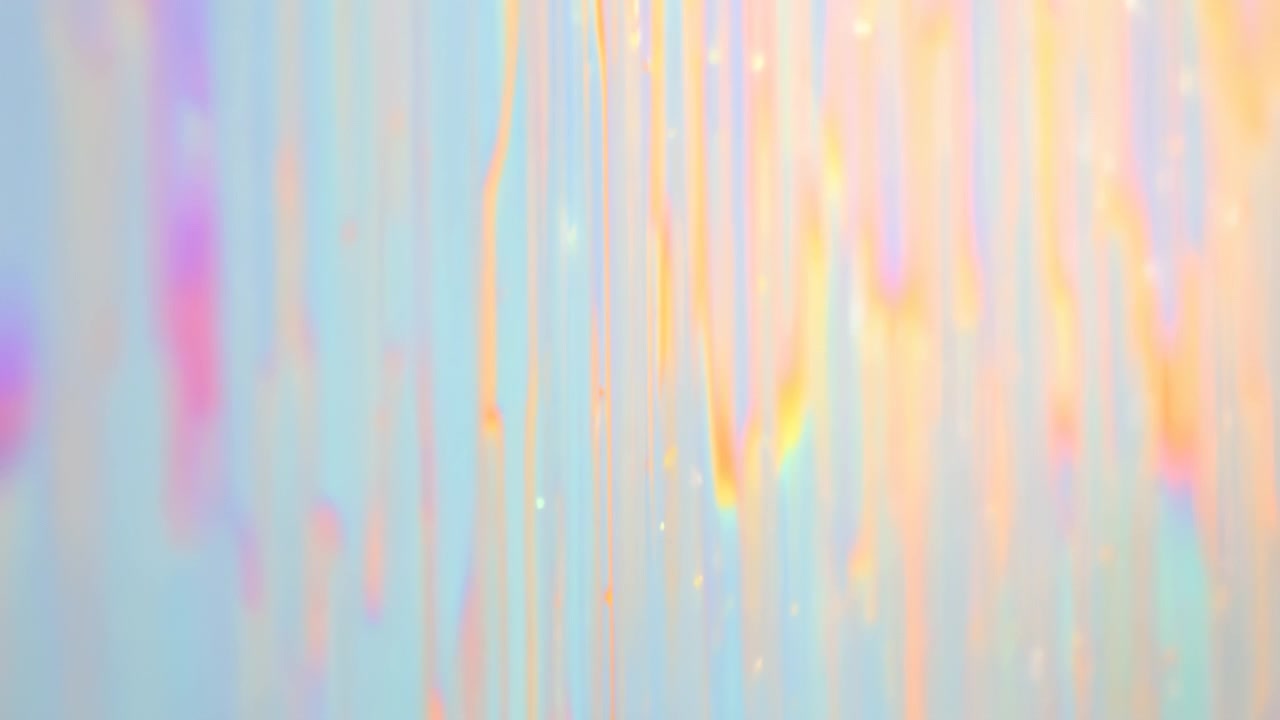 Jemné pastelové pozadí s barevnými vertikálními světelnými pruhy, zářícími bokeh odlesky a snovou světelnou atmosférou. Jemný pohyb a opar vytvářejí moderní, živou atmosféru vhodnou pro oslavy, dekorace a vizuální efekty.
