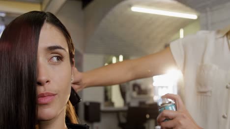peluquero que peina el cabello del cliente