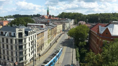 vista aérea del tren ligero de tranvía rápido de cracovia que conduce a través de la ciudad