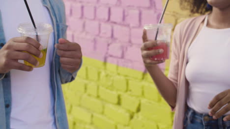 cerca de alegres jóvenes amigos brindando sus bebidas