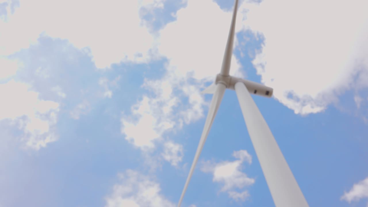 풍차의 근접 촬영은 청정 에너지와 지속 가능한 에너지를 생산합니다.