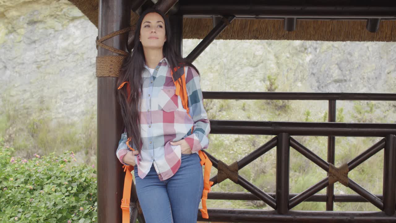joven excursionista relajándose en un mirador de montaña
