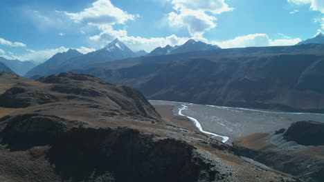 spiti, himalaya: vista de pájaro de un valle de montaña surrealista en otoño
