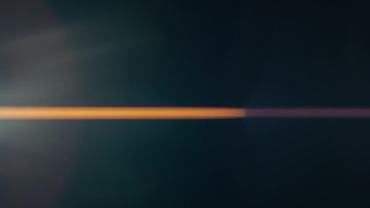 Bagliori di lente anamorfici reali con perdite di luce orizzontali colorate.